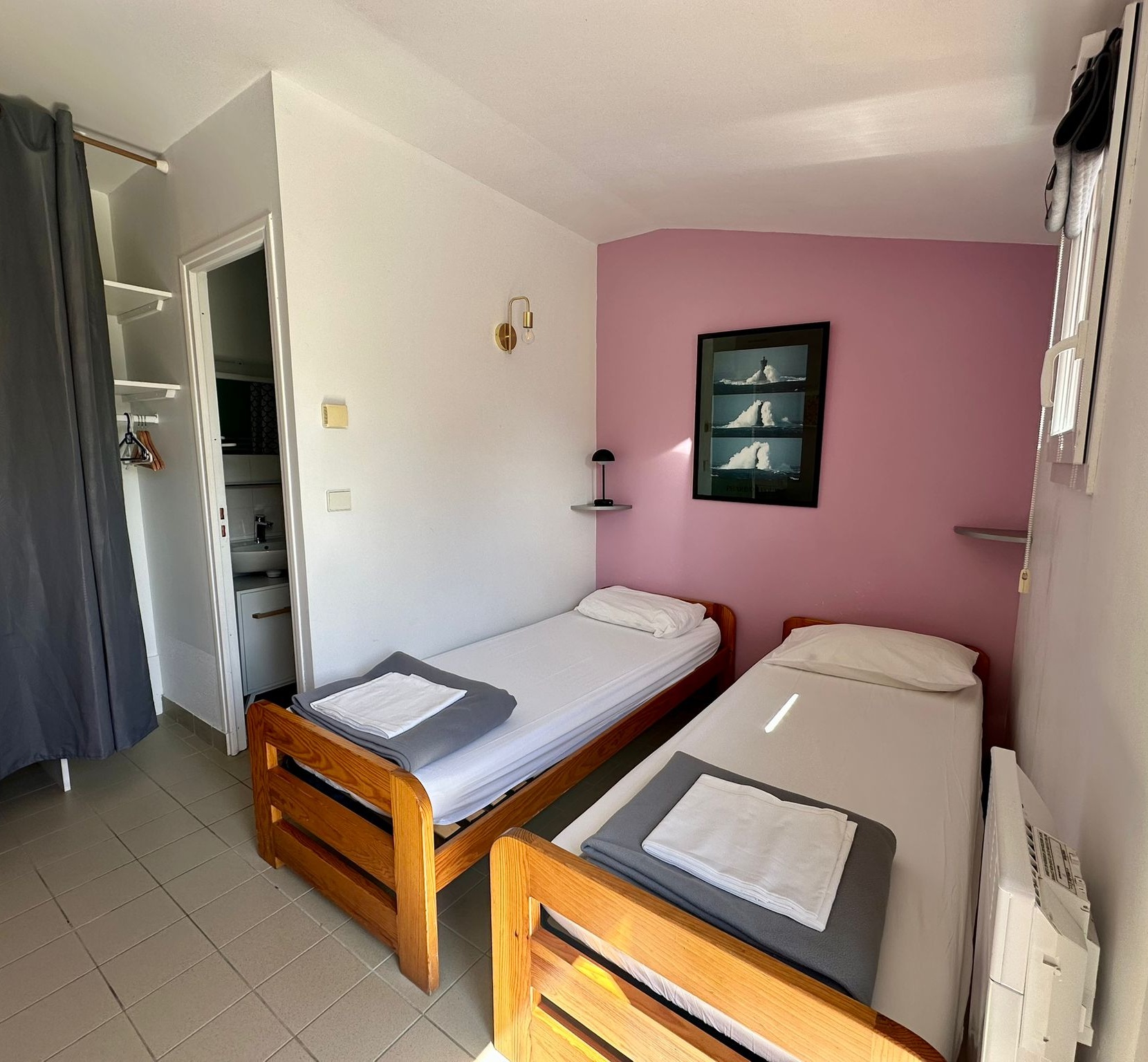 Chambre avec lit rose et ambiance chaleureuse