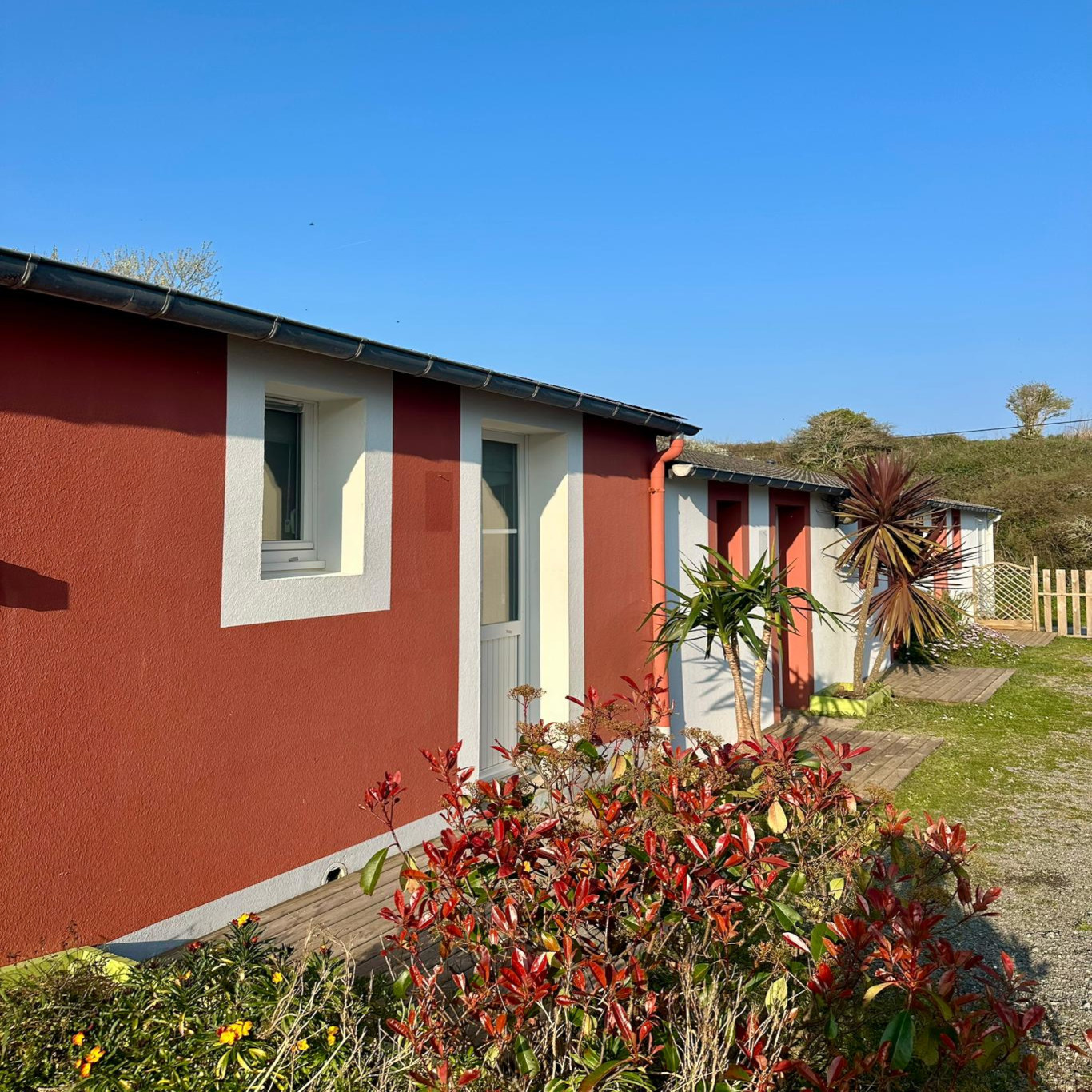 Vue extérieure du Relais Côtier, montrant l'entrée principale et le jardin