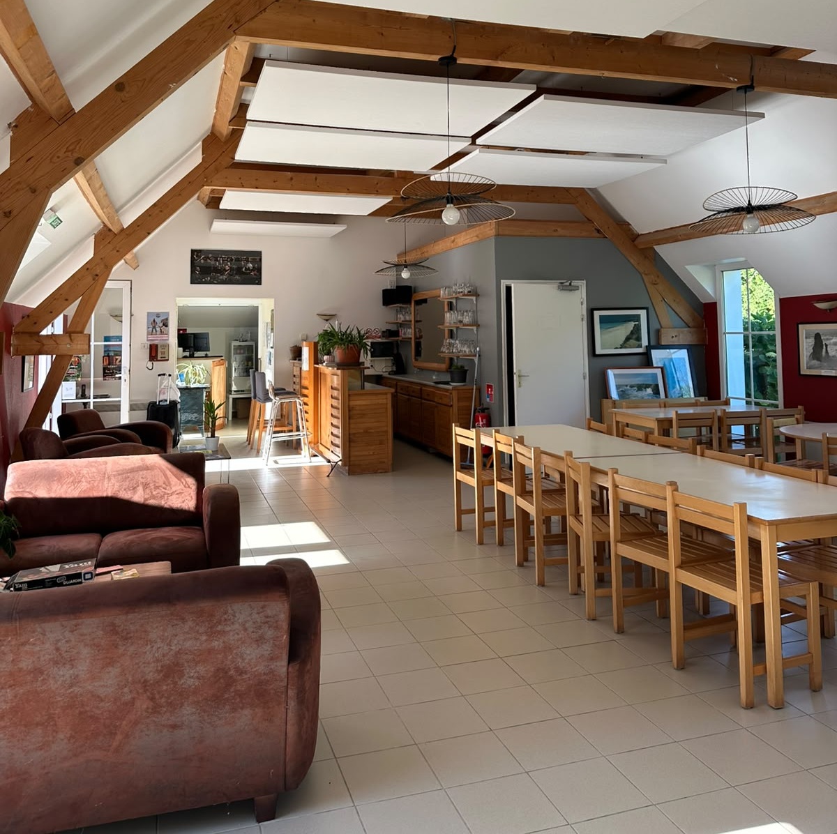 Coin salon de la pièce de vie commune du Relais Côtier, avec canapés et fauteuils