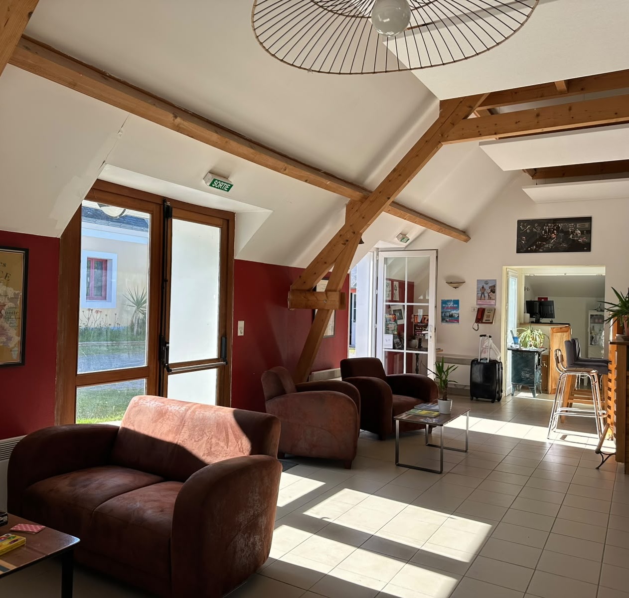 Coin bar de la pièce de vie commune du Relais Côtier, avec comptoir et tabourets